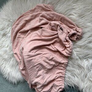 Goumi rose crib sheet
